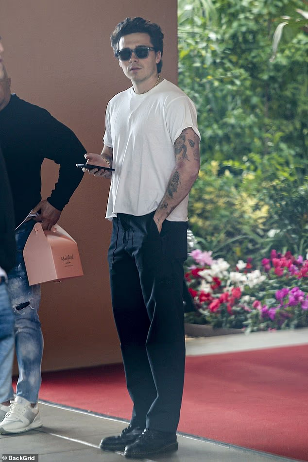 Định mệnh tr&ecirc;u ngươi: Bố con David Beckham - Brooklyn ở c&ugrave;ng kh&aacute;ch sạn, c&aacute;ch nhau v&agrave;i bước ch&acirc;n nhưng kh&ocirc;ng hề hay biết- Ảnh 1.