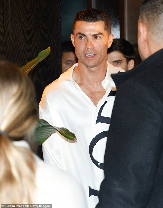 Ronaldo bất thường- Ảnh 2.