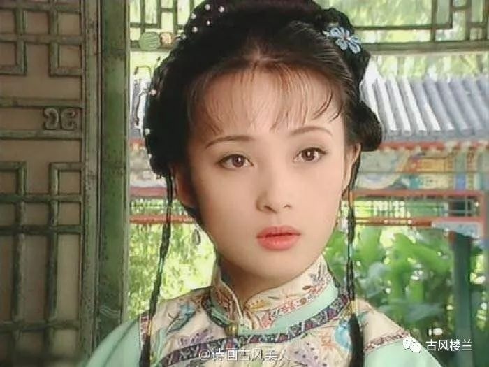 Mỹ nh&acirc;n showbiz đang ăn, trợ l&yacute; ri&ecirc;ng liền nh&igrave;n chằm chằm rồi lớn tiếng nhắc nhở: 