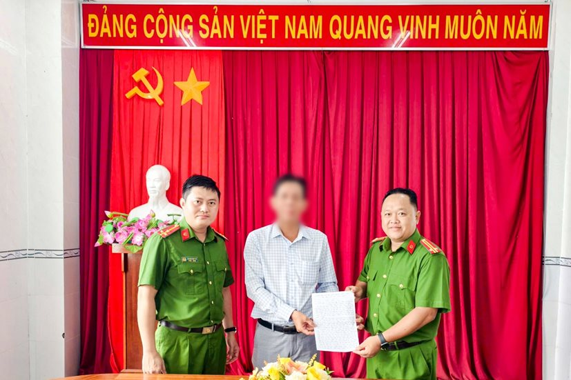 T&agrave;i khoản ph&aacute;t sinh giao dịch lạ l&ecirc;n đến 998 triệu đồng: C&ocirc;ng an 2 địa phương r&agrave; so&aacute;t chuyển khoản người đ&agrave;n &ocirc;ng SN 1977- Ảnh 1.