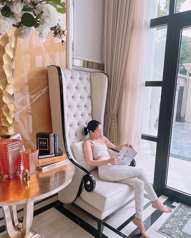 Biệt thự của "chị đại" Lệ Quy&ecirc;n: Cầu thang d&aacute;t v&agrave;ng l&oacute;ng l&aacute;nh như cung điện, tiết lộ 3,6 tỷ chỉ đủ x&acirc;y c&aacute;i cổng nh&agrave;- Ảnh 12.