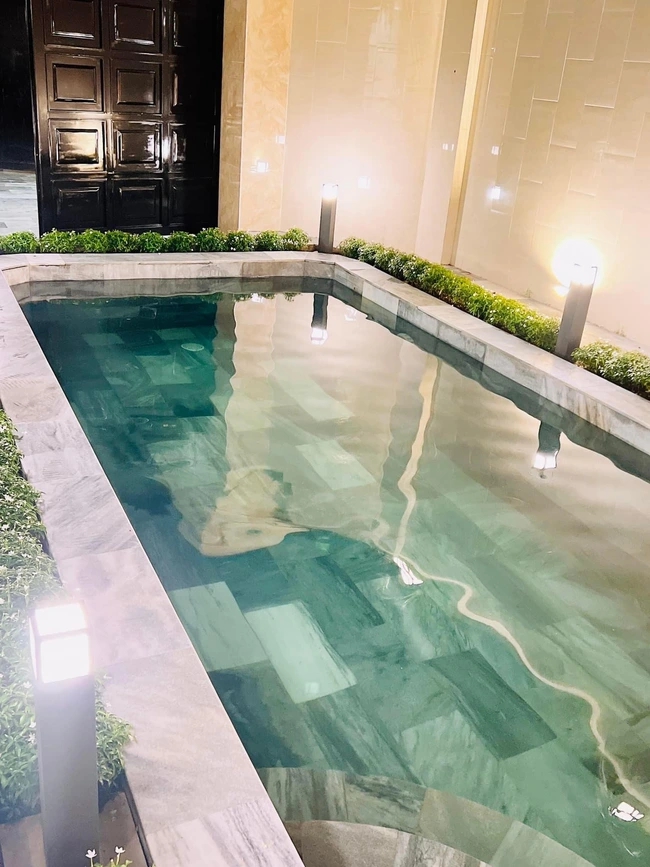 Biệt thự của "chị đại" Lệ Quy&ecirc;n: Cầu thang d&aacute;t v&agrave;ng l&oacute;ng l&aacute;nh như cung điện, tiết lộ 3,6 tỷ chỉ đủ x&acirc;y c&aacute;i cổng nh&agrave;- Ảnh 14.