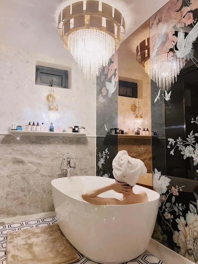 Biệt thự của "chị đại" Lệ Quy&ecirc;n: Cầu thang d&aacute;t v&agrave;ng l&oacute;ng l&aacute;nh như cung điện, tiết lộ 3,6 tỷ chỉ đủ x&acirc;y c&aacute;i cổng nh&agrave;- Ảnh 13.