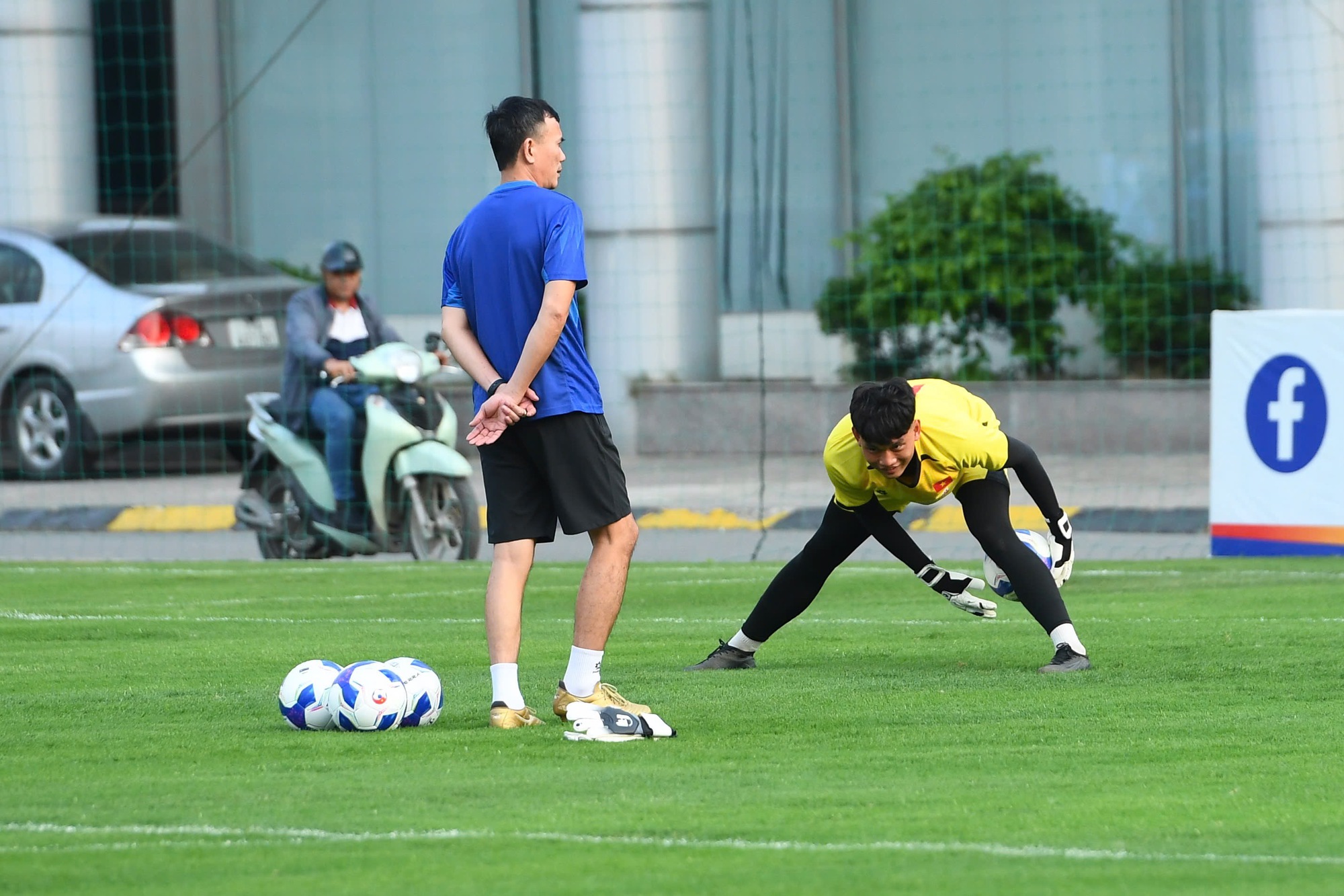 Thủ m&ocirc;n Cao Văn B&igrave;nh l&ecirc;n U23 Việt Nam: Visual điển trai chấp mọi g&oacute;c chụp, th&aacute;i độ tập luyện mới g&acirc;y ch&uacute; &yacute;- Ảnh 3.