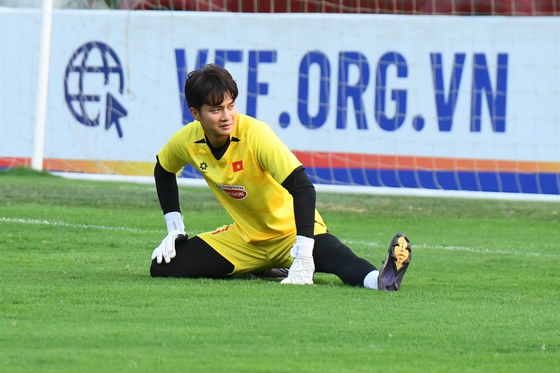 Thủ m&ocirc;n Cao Văn B&igrave;nh l&ecirc;n U23 Việt Nam: Visual điển trai chấp mọi g&oacute;c chụp, th&aacute;i độ tập luyện mới g&acirc;y ch&uacute; &yacute;- Ảnh 2.