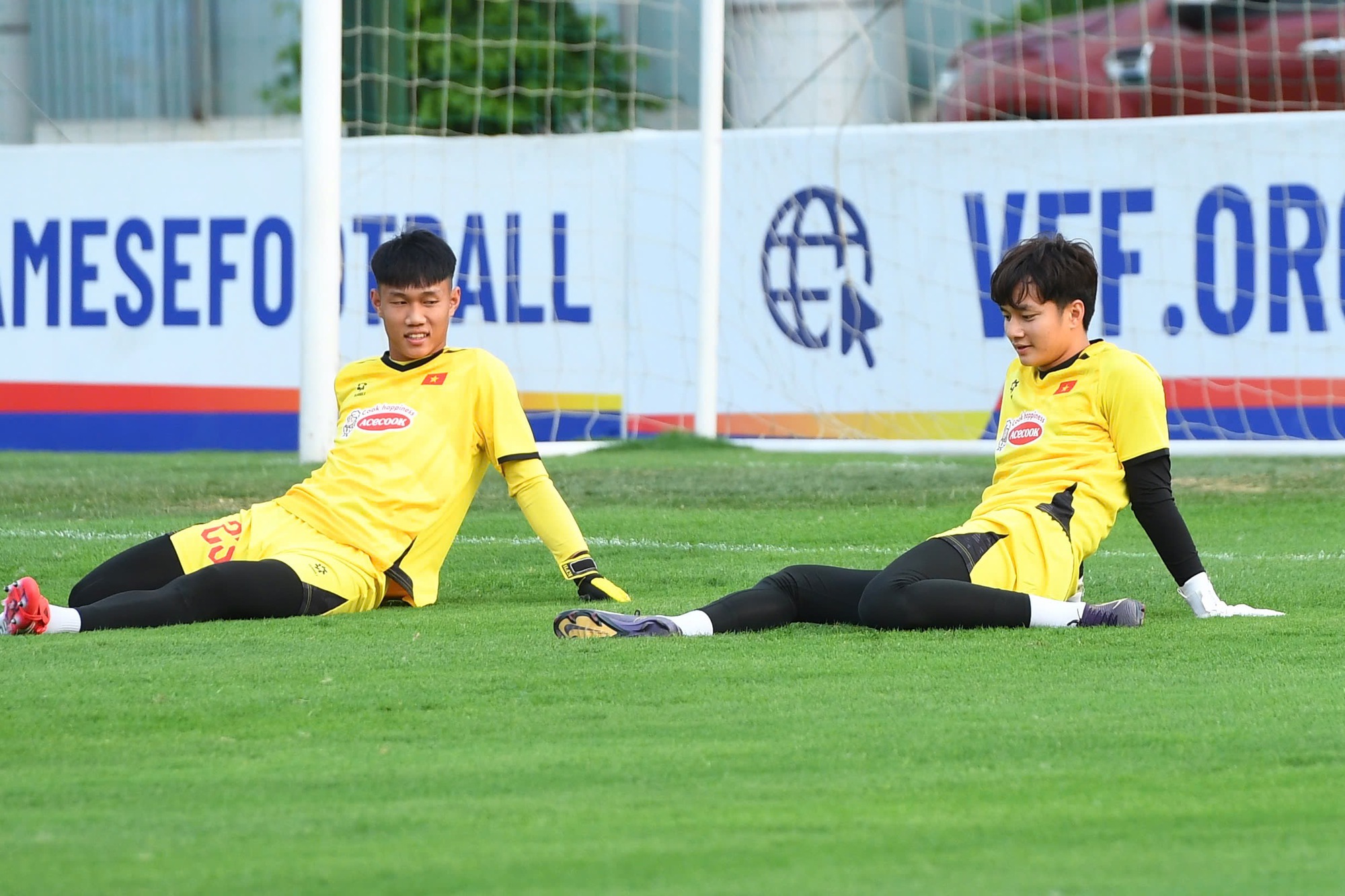 Thủ m&ocirc;n Cao Văn B&igrave;nh l&ecirc;n U23 Việt Nam: Visual điển trai chấp mọi g&oacute;c chụp, th&aacute;i độ tập luyện mới g&acirc;y ch&uacute; &yacute;- Ảnh 11.