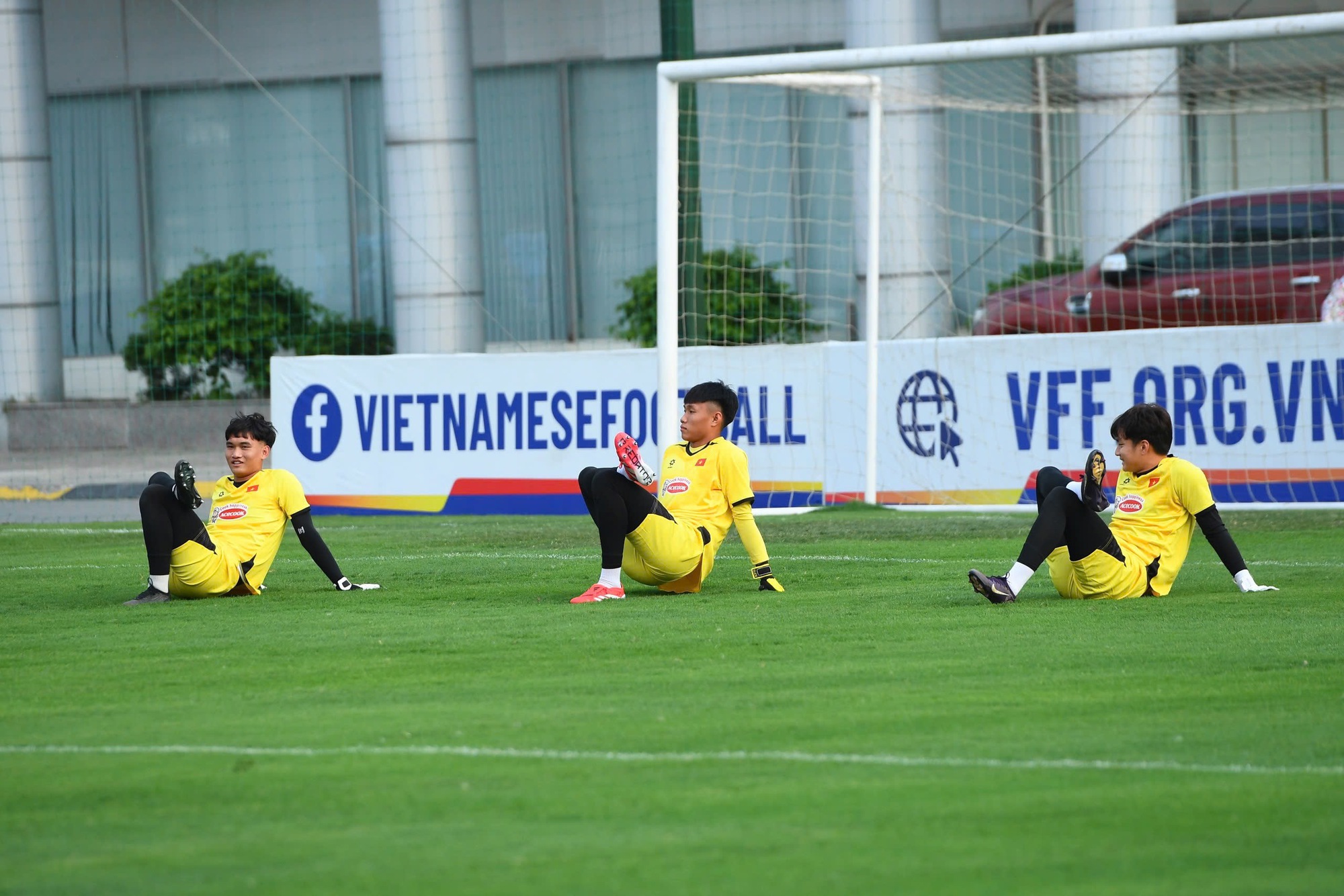 Thủ m&ocirc;n Cao Văn B&igrave;nh l&ecirc;n U23 Việt Nam: Visual điển trai chấp mọi g&oacute;c chụp, th&aacute;i độ tập luyện mới g&acirc;y ch&uacute; &yacute;- Ảnh 12.