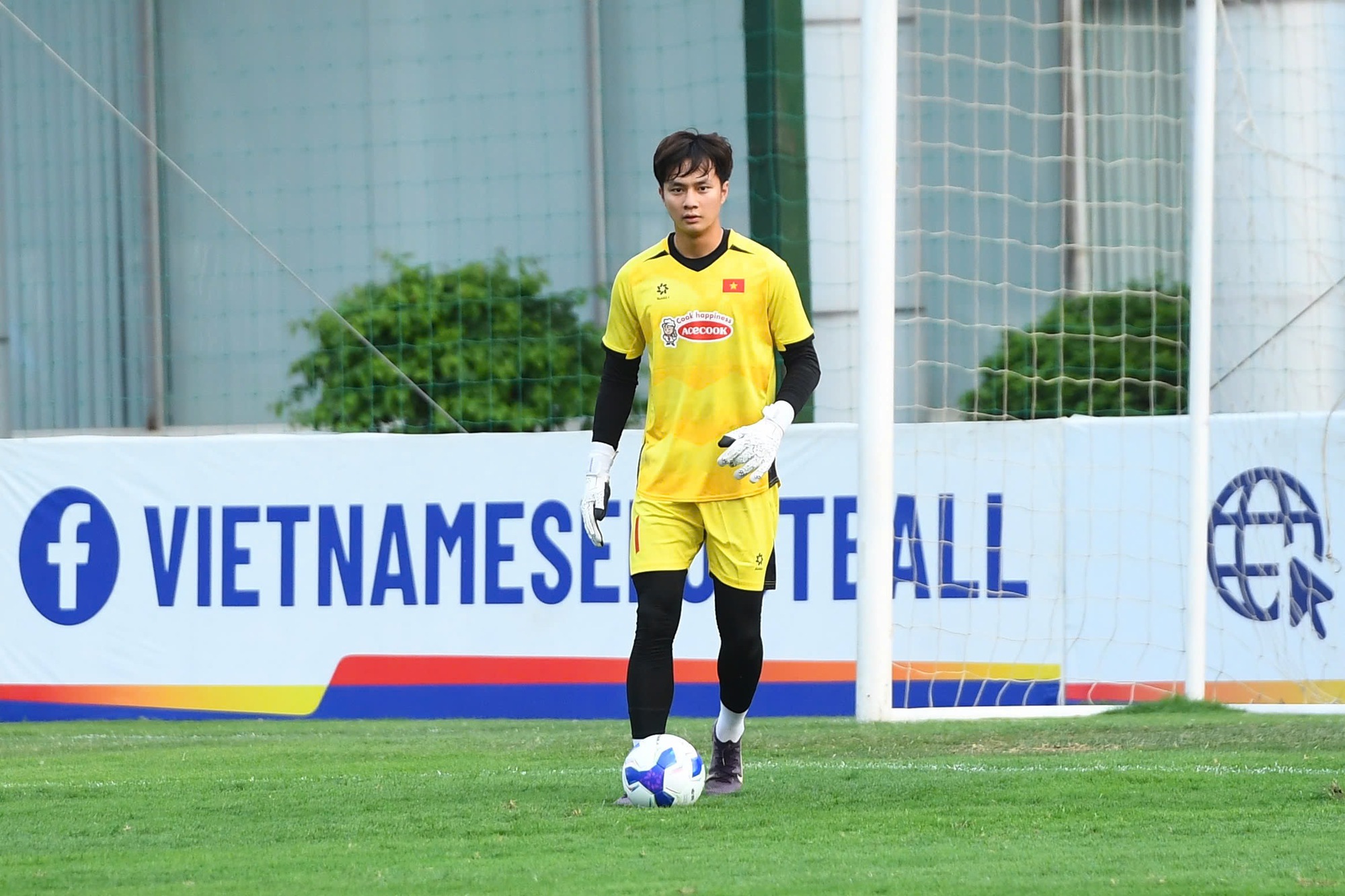 Thủ m&ocirc;n Cao Văn B&igrave;nh l&ecirc;n U23 Việt Nam: Visual điển trai chấp mọi g&oacute;c chụp, th&aacute;i độ tập luyện mới g&acirc;y ch&uacute; &yacute;- Ảnh 1.