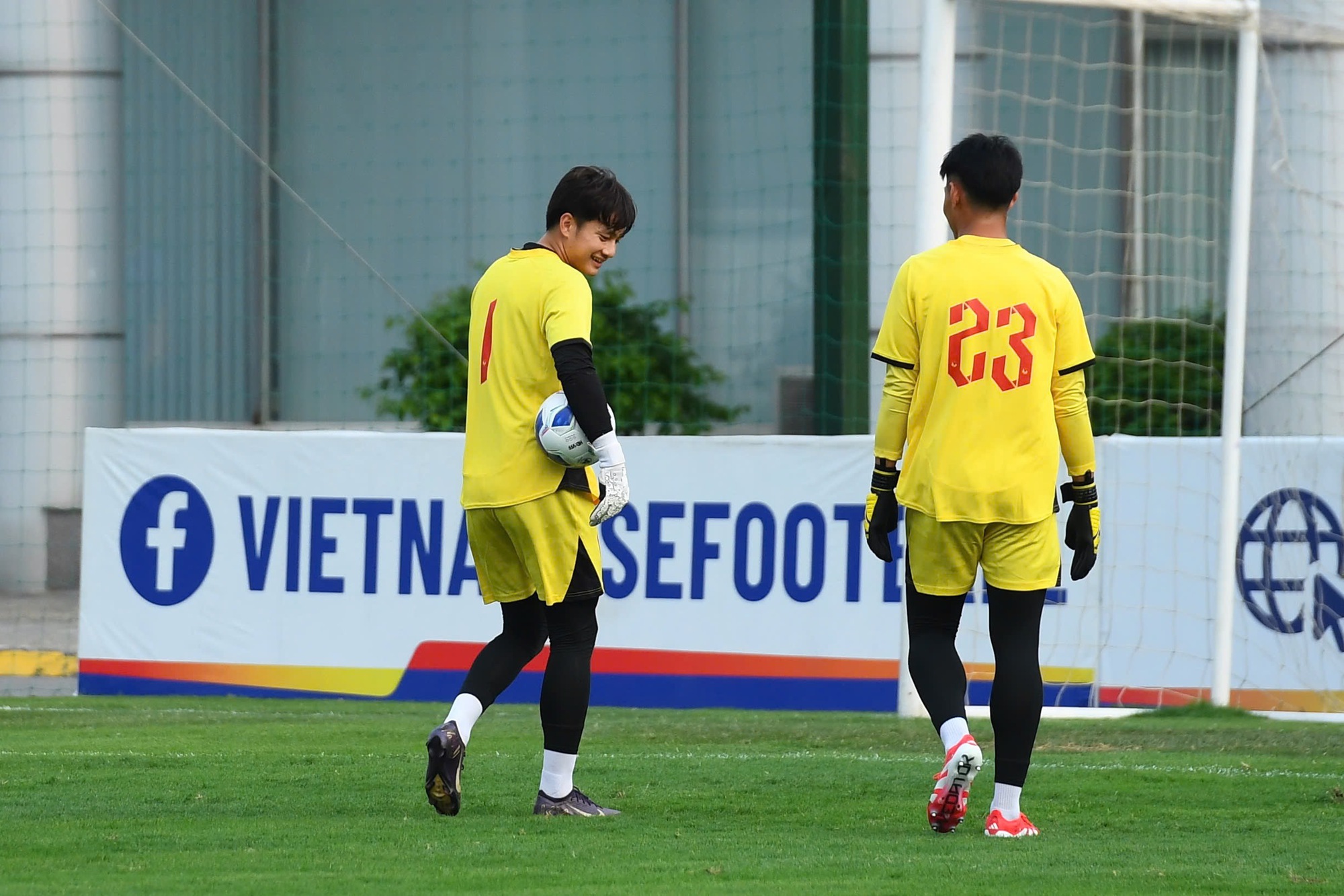 Thủ m&ocirc;n Cao Văn B&igrave;nh l&ecirc;n U23 Việt Nam: Visual điển trai chấp mọi g&oacute;c chụp, th&aacute;i độ tập luyện mới g&acirc;y ch&uacute; &yacute;- Ảnh 10.