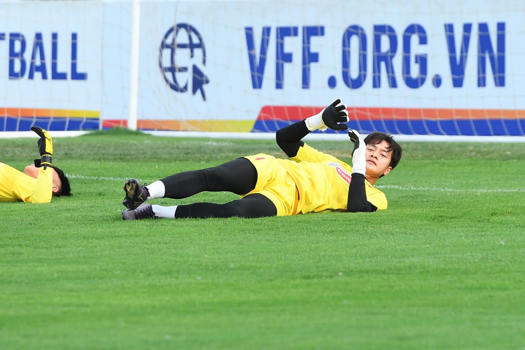 Thủ m&ocirc;n Cao Văn B&igrave;nh l&ecirc;n U23 Việt Nam: Visual điển trai chấp mọi g&oacute;c chụp, th&aacute;i độ tập luyện mới g&acirc;y ch&uacute; &yacute;- Ảnh 9.