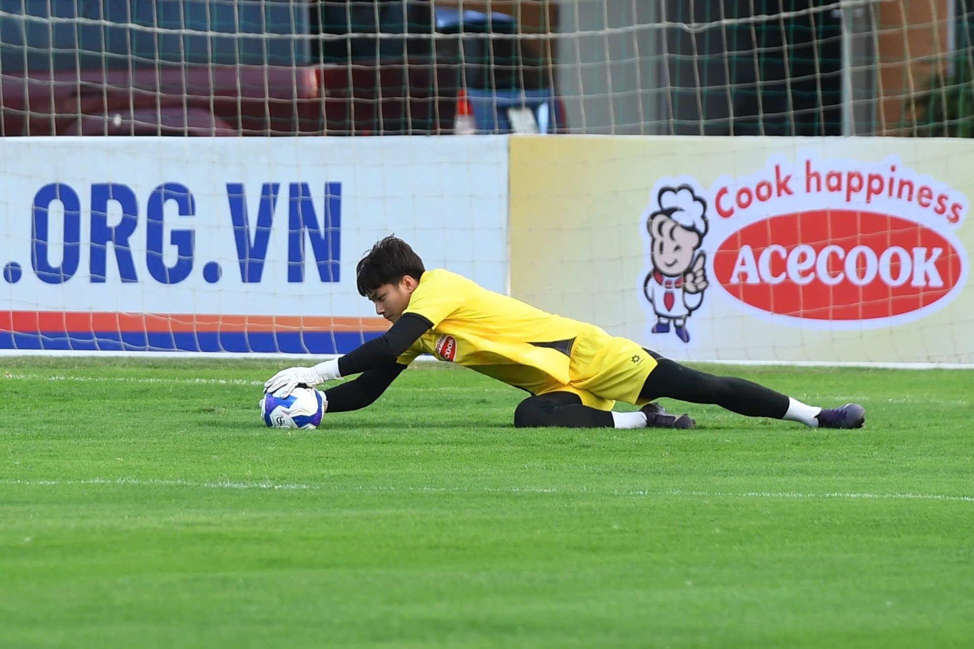 Thủ m&ocirc;n Cao Văn B&igrave;nh l&ecirc;n U23 Việt Nam: Visual điển trai chấp mọi g&oacute;c chụp, th&aacute;i độ tập luyện mới g&acirc;y ch&uacute; &yacute;- Ảnh 8.