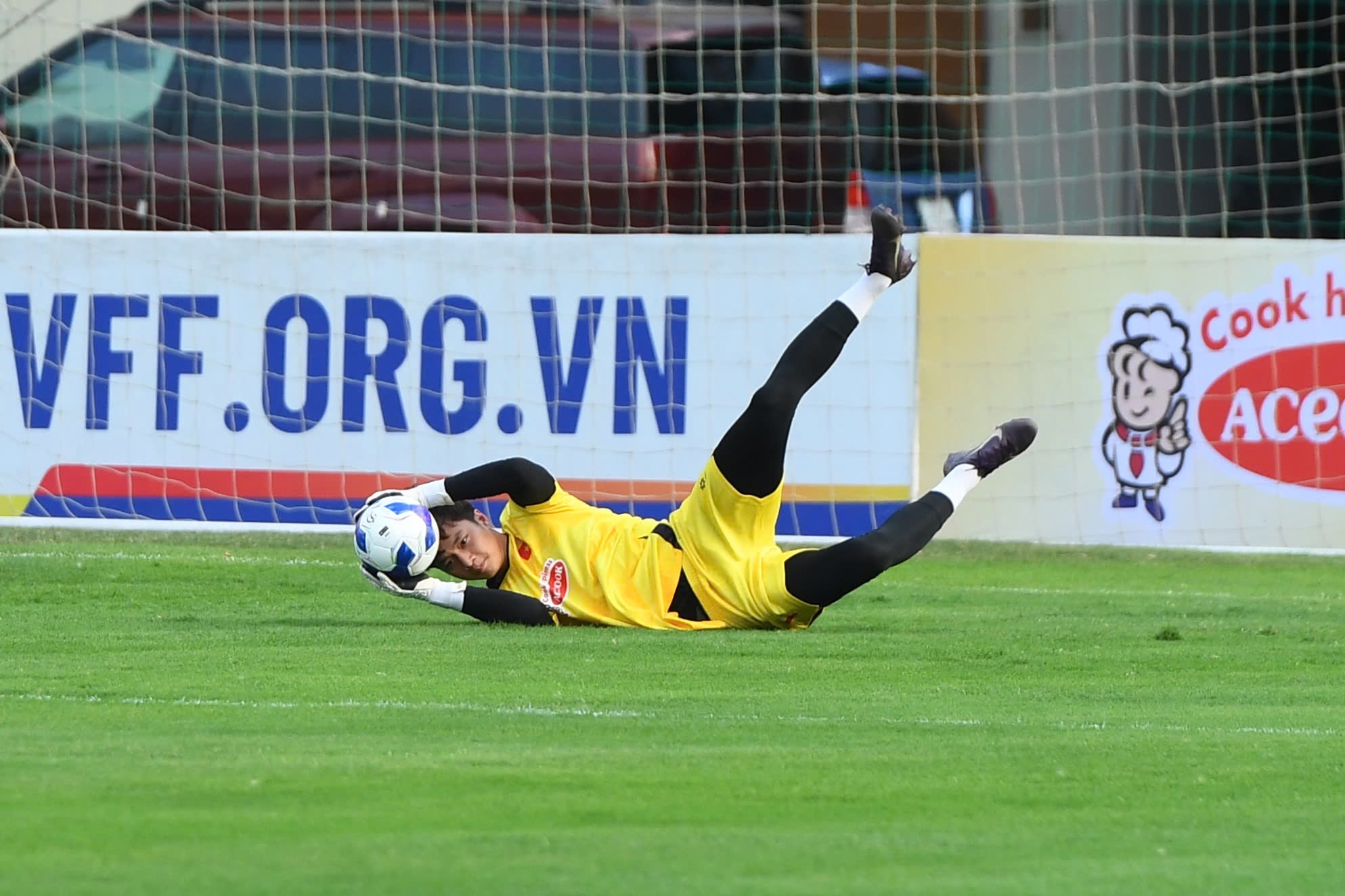 Thủ m&ocirc;n Cao Văn B&igrave;nh l&ecirc;n U23 Việt Nam: Visual điển trai chấp mọi g&oacute;c chụp, th&aacute;i độ tập luyện mới g&acirc;y ch&uacute; &yacute;- Ảnh 7.