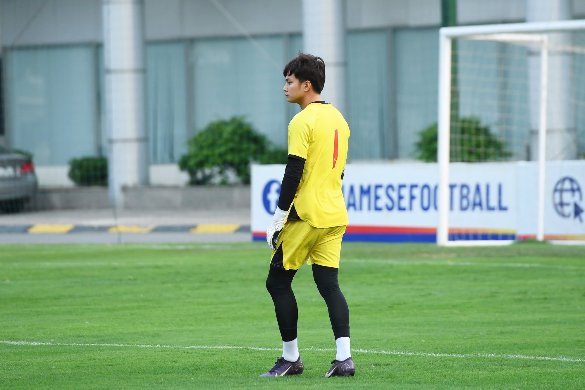 Thủ m&ocirc;n Cao Văn B&igrave;nh l&ecirc;n U23 Việt Nam: Visual điển trai chấp mọi g&oacute;c chụp, th&aacute;i độ tập luyện mới g&acirc;y ch&uacute; &yacute;- Ảnh 5.