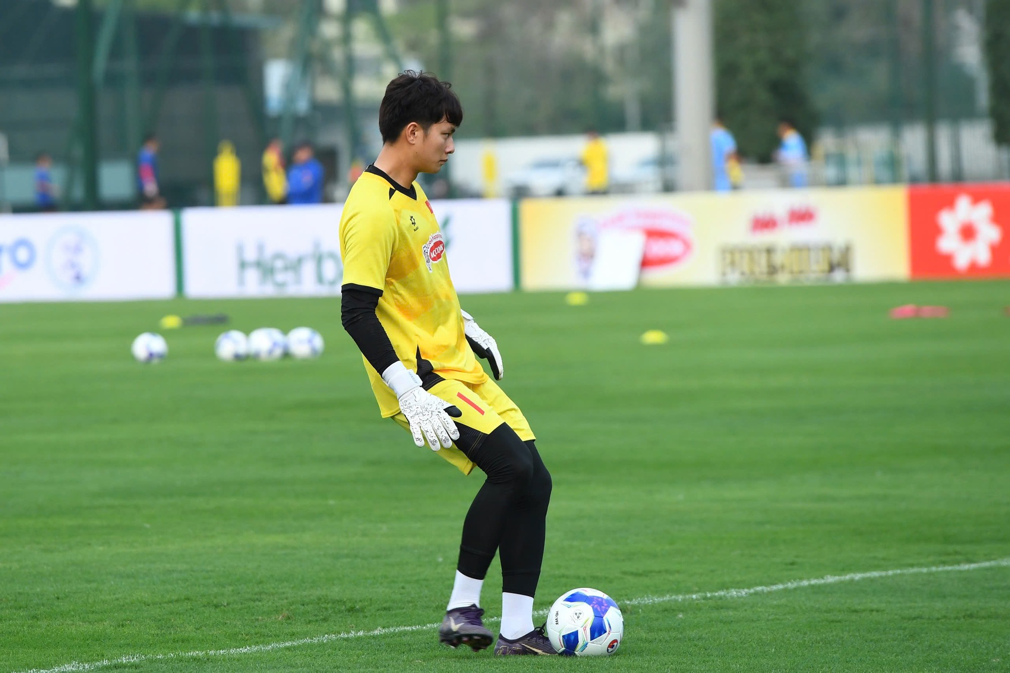 Thủ m&ocirc;n Cao Văn B&igrave;nh l&ecirc;n U23 Việt Nam: Visual điển trai chấp mọi g&oacute;c chụp, th&aacute;i độ tập luyện mới g&acirc;y ch&uacute; &yacute;- Ảnh 6.