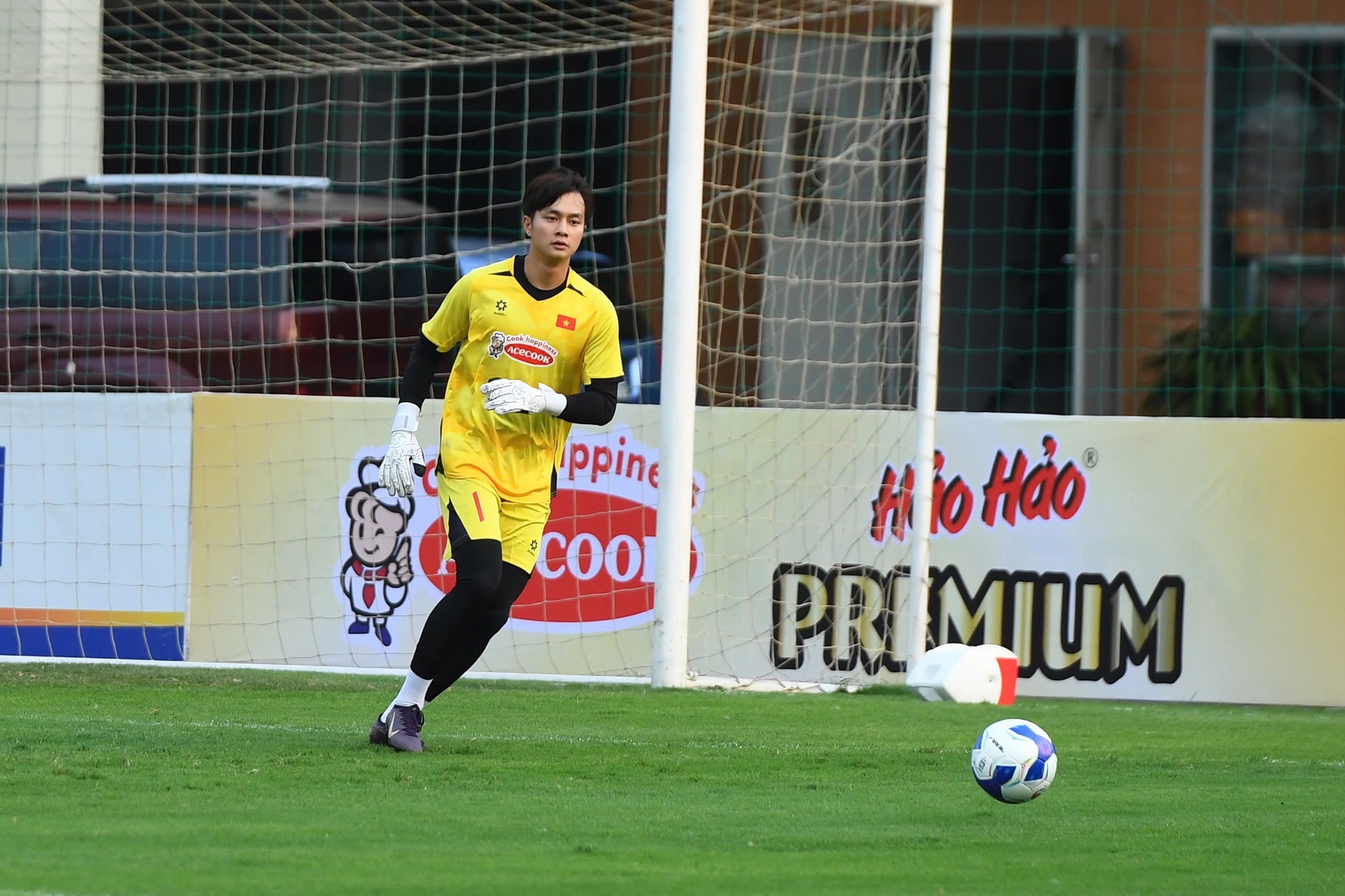 Thủ m&ocirc;n Cao Văn B&igrave;nh l&ecirc;n U23 Việt Nam: Visual điển trai chấp mọi g&oacute;c chụp, th&aacute;i độ tập luyện mới g&acirc;y ch&uacute; &yacute;- Ảnh 4.