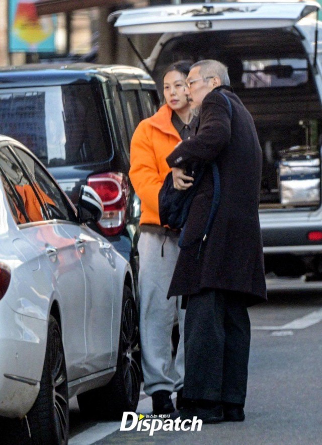 N&agrave;ng thơ v&agrave; chủ tịch U70 ngoại t&igrave;nh c&ograve;n ngẩng cao đầu xuất hiện c&ugrave;ng con trai ngo&agrave;i gi&aacute; th&uacute; ở s&acirc;n bay- Ảnh 5.