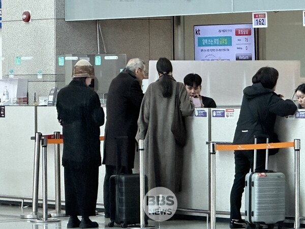 N&agrave;ng thơ v&agrave; chủ tịch U70 ngoại t&igrave;nh c&ograve;n ngẩng cao đầu xuất hiện c&ugrave;ng con trai ngo&agrave;i gi&aacute; th&uacute; ở s&acirc;n bay- Ảnh 1.