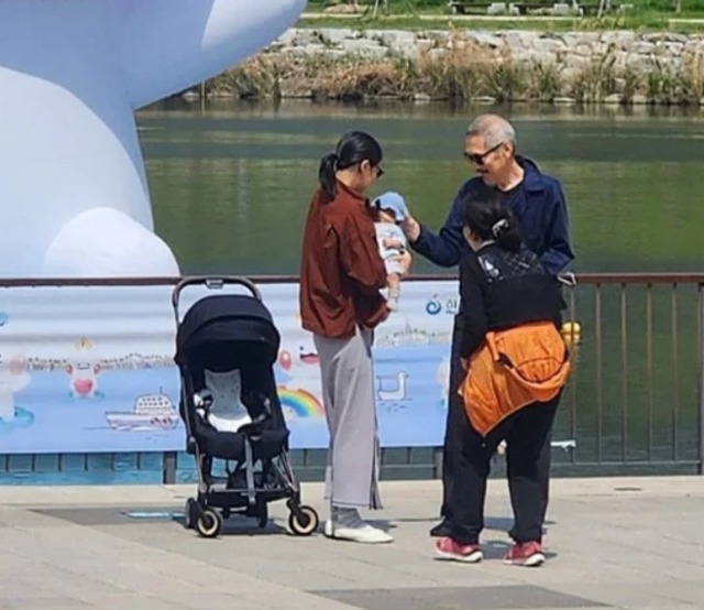 N&agrave;ng thơ v&agrave; chủ tịch U70 ngoại t&igrave;nh c&ograve;n ngẩng cao đầu xuất hiện c&ugrave;ng con trai ngo&agrave;i gi&aacute; th&uacute; ở s&acirc;n bay- Ảnh 2.