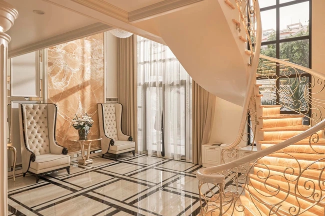 Biệt thự của "chị đại" Lệ Quy&ecirc;n: Cầu thang d&aacute;t v&agrave;ng l&oacute;ng l&aacute;nh như cung điện, tiết lộ 3,6 tỷ chỉ đủ x&acirc;y c&aacute;i cổng nh&agrave;- Ảnh 8.