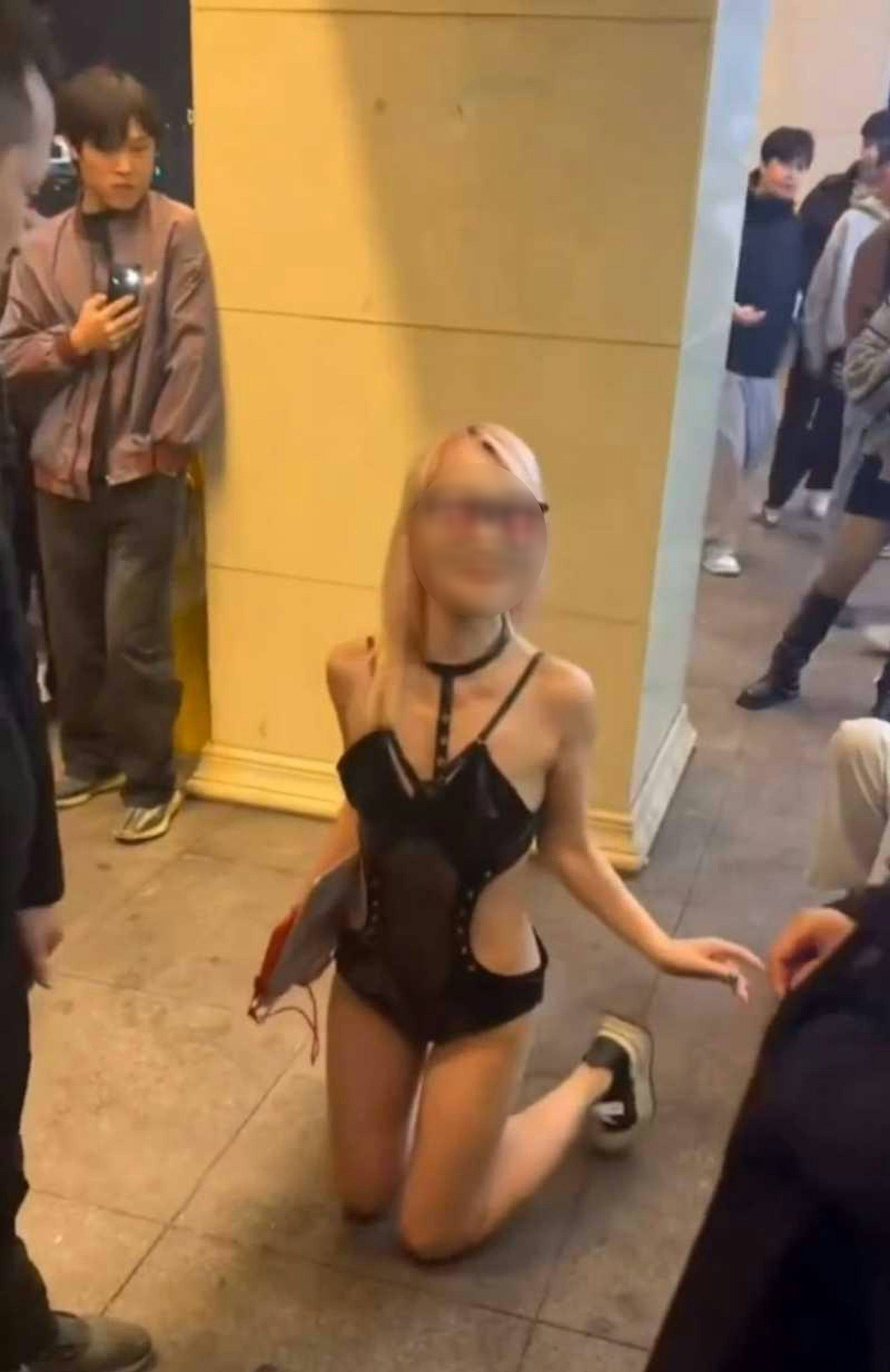 Chấn động MXH Trung Quốc: Cặp nam nữ l&agrave;m chuyện nhạy cảm ngay giữa phố, h&agrave;ng trăm người v&acirc;y xem cổ vũ, ph&aacute;t livestream- Ảnh 2.