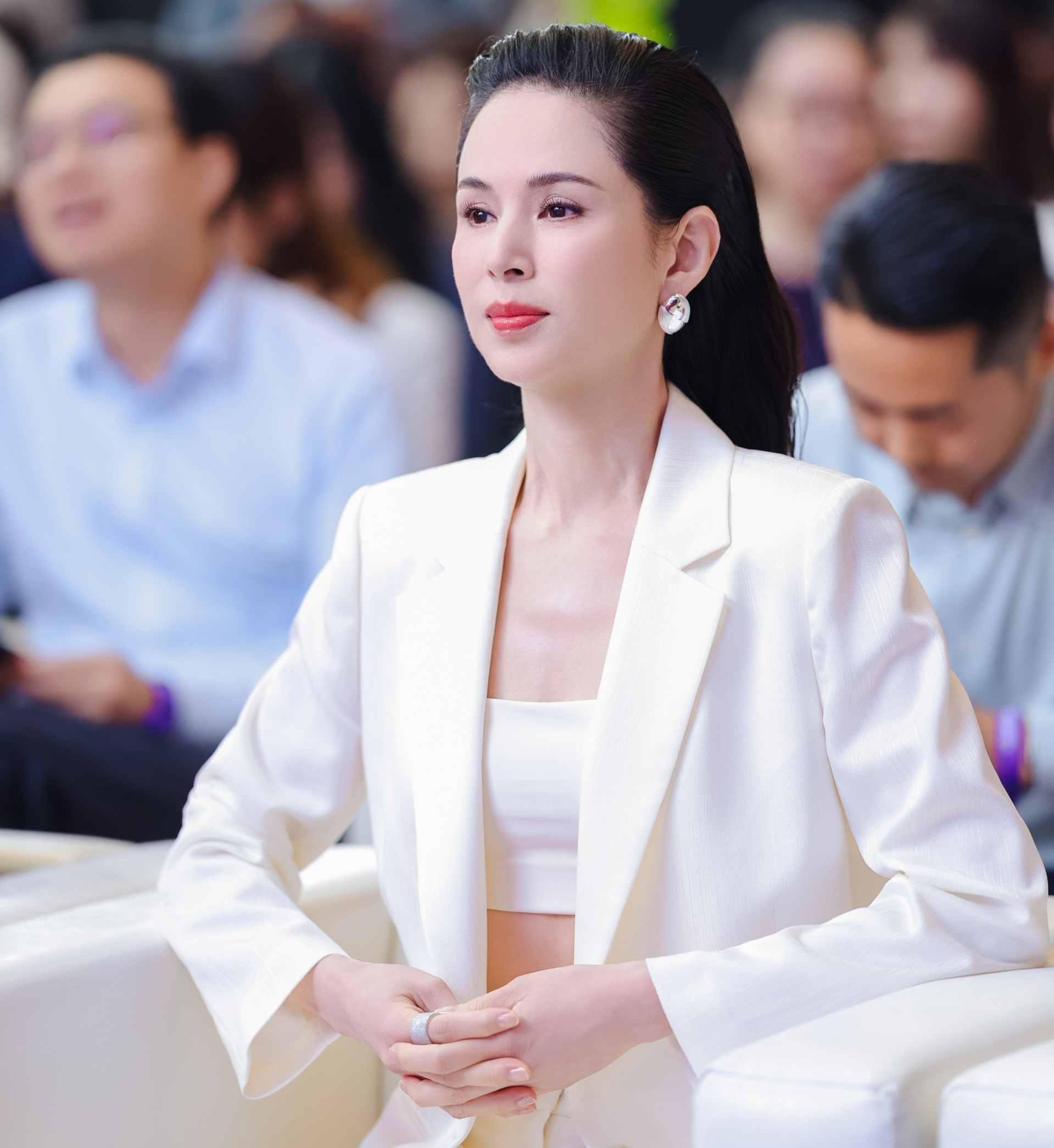 C&agrave;ng nh&igrave;n Tiểu Long Nữ đẹp nhất m&agrave;n ảnh c&agrave;ng thấy kh&ocirc;ng giống con người- Ảnh 2.