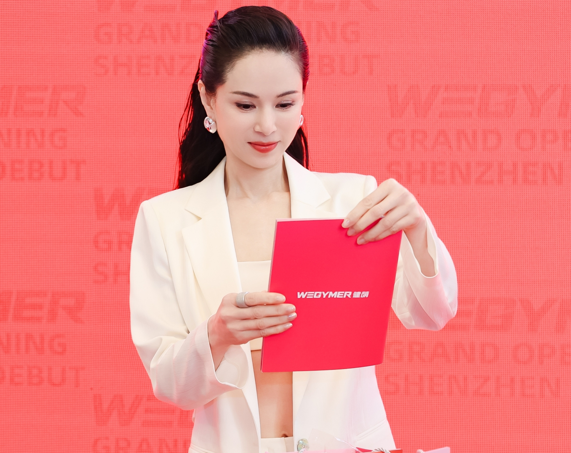 C&agrave;ng nh&igrave;n Tiểu Long Nữ đẹp nhất m&agrave;n ảnh c&agrave;ng thấy kh&ocirc;ng giống con người- Ảnh 7.