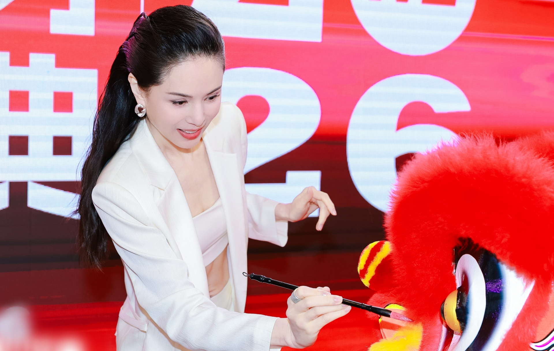 C&agrave;ng nh&igrave;n Tiểu Long Nữ đẹp nhất m&agrave;n ảnh c&agrave;ng thấy kh&ocirc;ng giống con người- Ảnh 6.