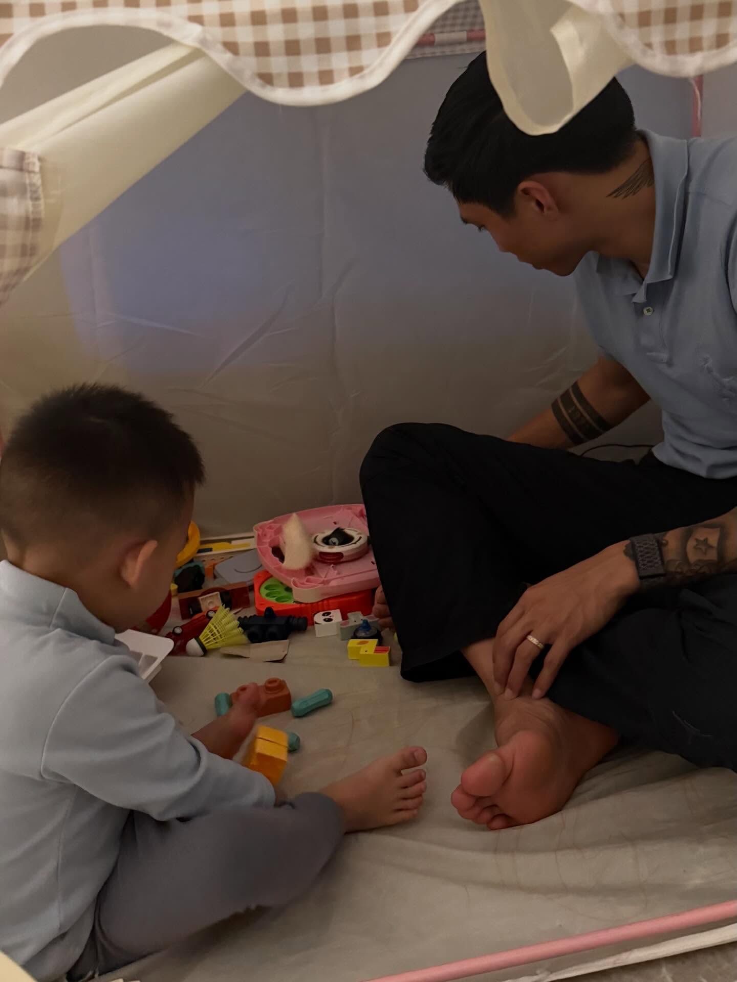 Camera ghi lại cảnh một người "l&eacute;n l&uacute;t di chuyển" trong ph&ograve;ng ngủ nh&agrave; Đo&agrave;n Văn Hậu: Xem đến đoạn cuối mới thở ph&agrave;o!- Ảnh 5.