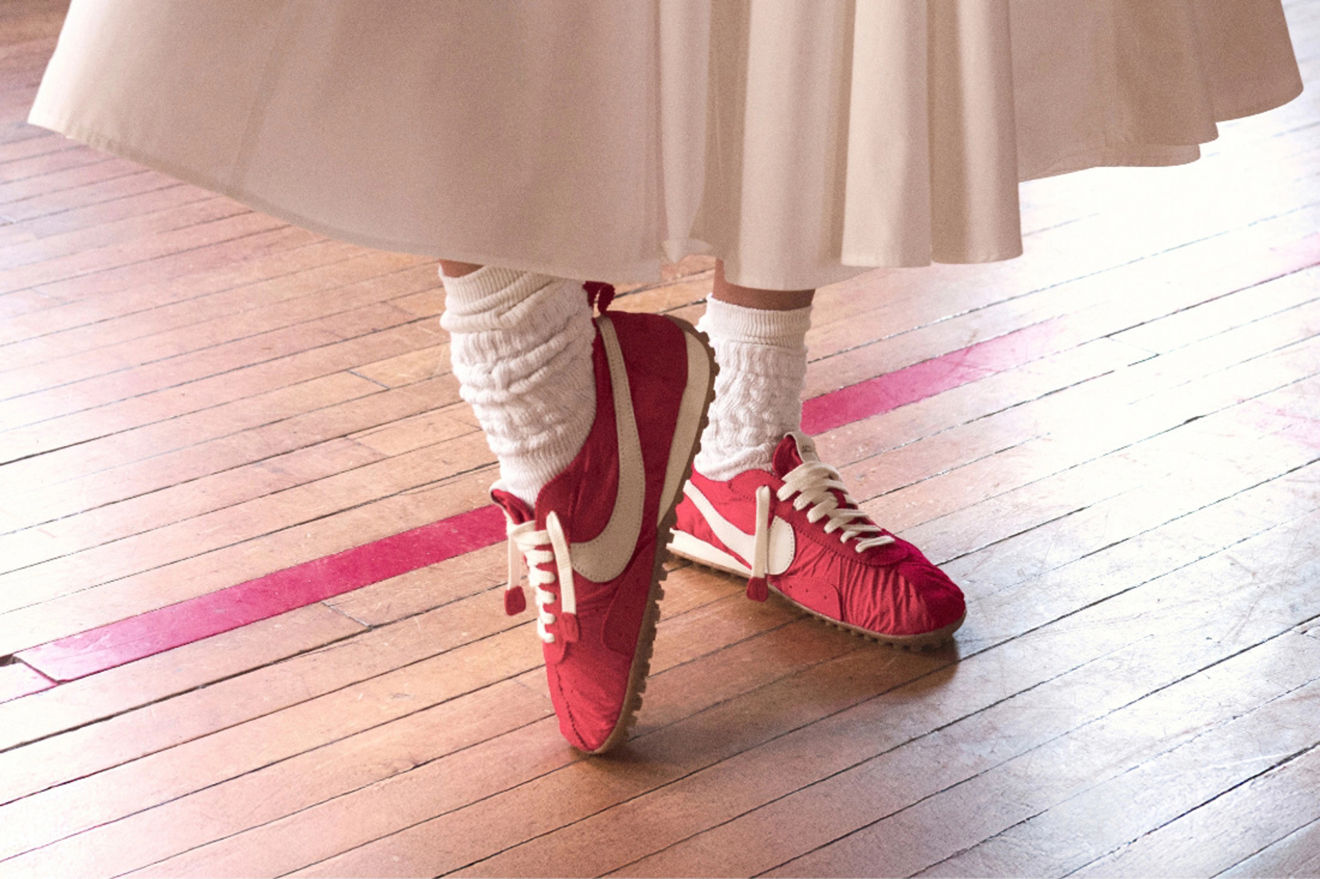 Sneakers mới toanh của Nike gi&uacute;p bạn kh&ocirc;ng cần bỏ cả ng&agrave;n đ&ocirc; mua Miu Miu x New Balance nữa- Ảnh 6.