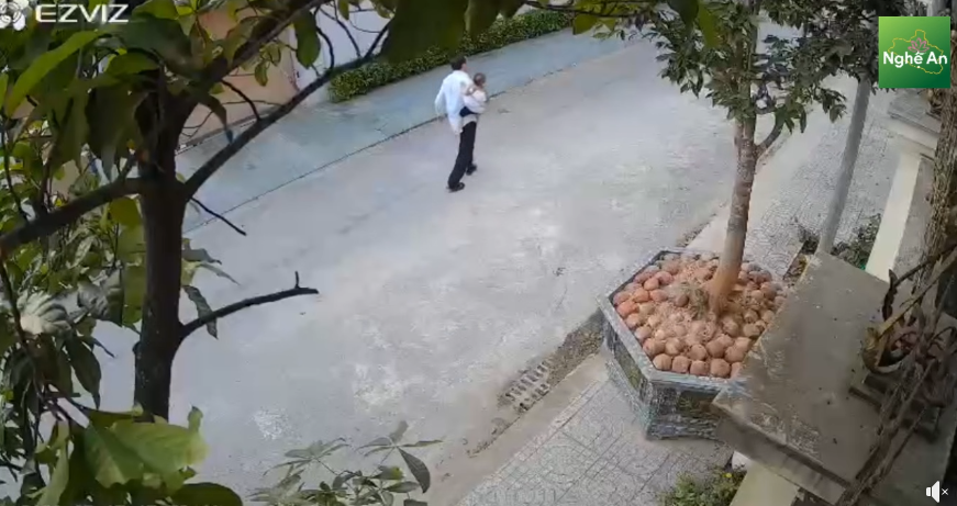 Nghệ An: B&aacute;c sĩ đang bế con đi dạo, vội lao v&agrave;o cứu kịp thời người đ&agrave;n &ocirc;ng bị đột quỵ khi chơi b&oacute;ng chuyền- Ảnh 2.