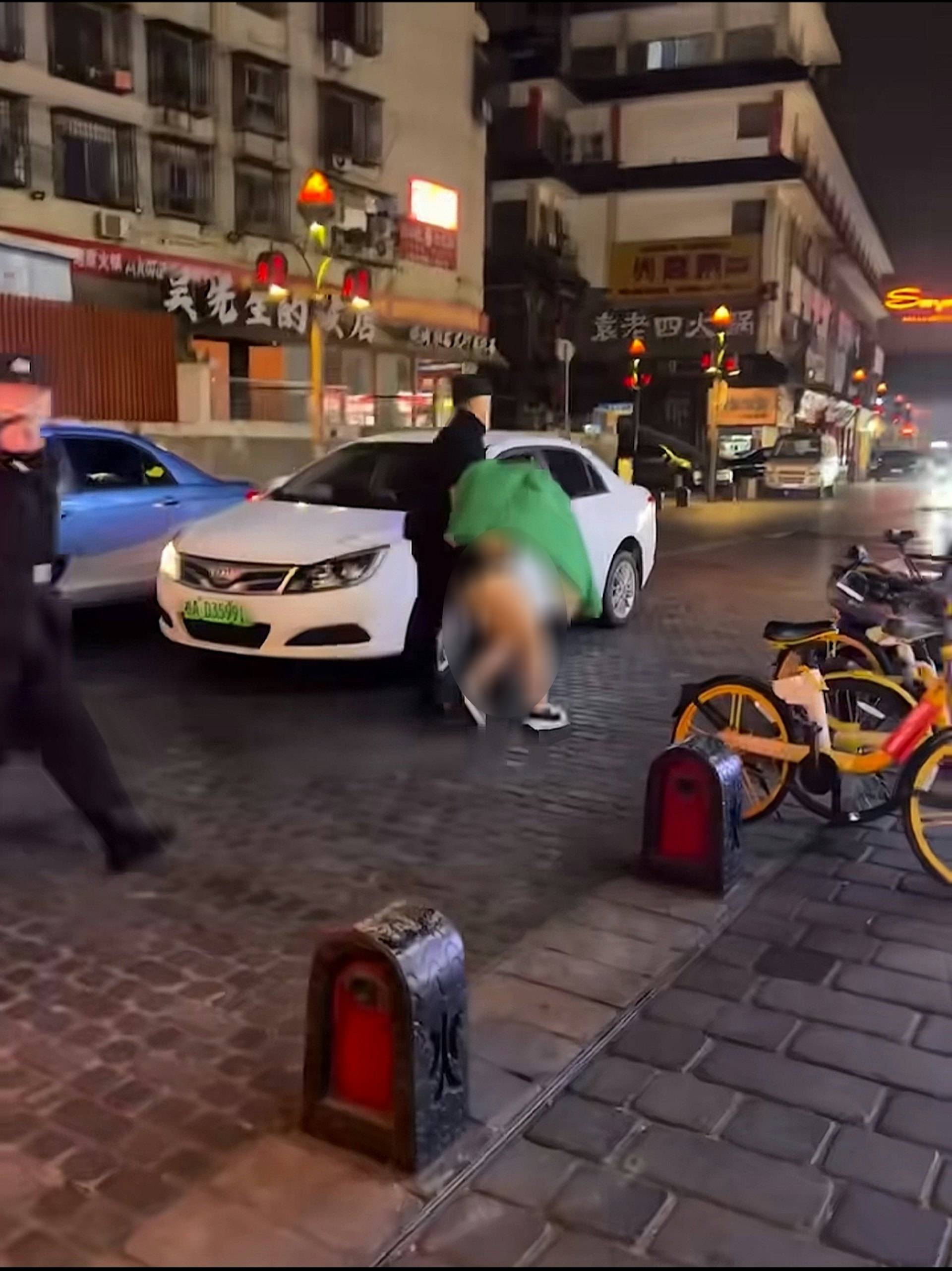 Chấn động MXH Trung Quốc: Cặp nam nữ l&agrave;m chuyện nhạy cảm ngay giữa phố, h&agrave;ng trăm người v&acirc;y xem cổ vũ, ph&aacute;t livestream- Ảnh 4.