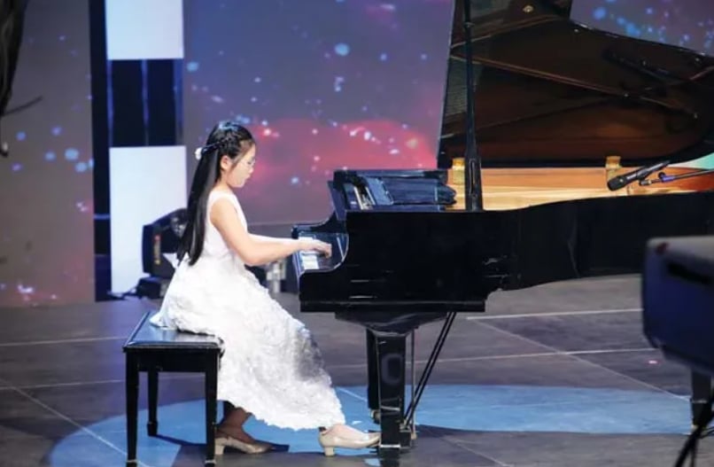 "Thần đồng" piano gốc H&agrave; Nội nổi tiếng từ năm 4 tuổi đứng sau series "dạy bạn trai T&acirc;y n&oacute;i tiếng Việt" g&acirc;y sốt- Ảnh 3.