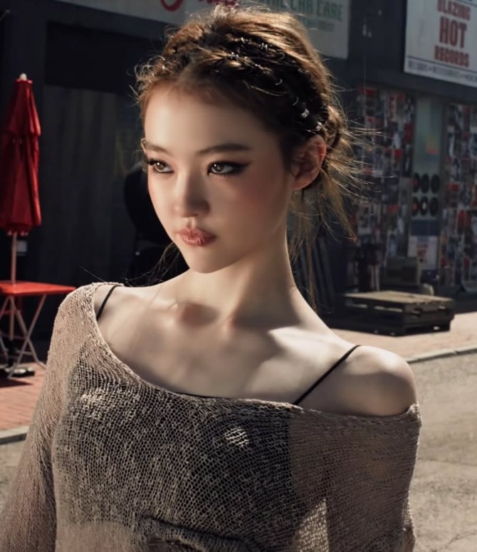 B&eacute; g&aacute;i đẹp nhất thế giới nay l&agrave; ca sĩ nổi tiếng: Nhan sắc ng&agrave;y c&agrave;ng kh&aacute;c lạ, vừa lớn đ&atilde; x&oacute;a sổ qu&aacute; khứ- Ảnh 9.