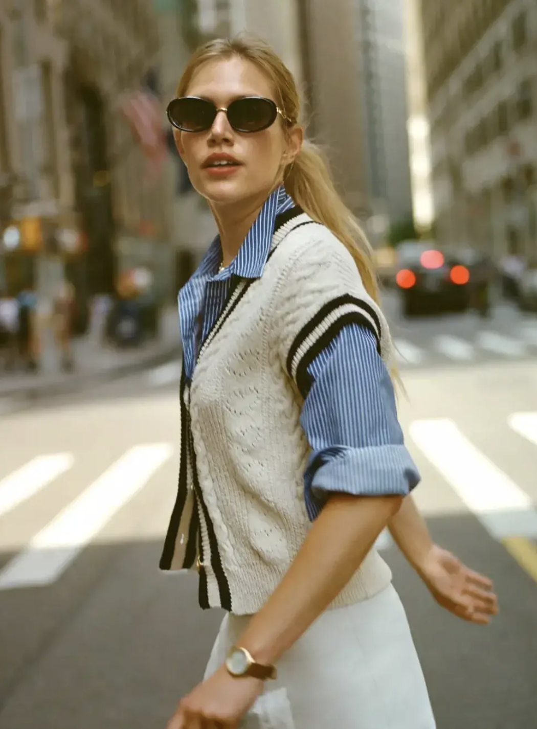 Chiếc &aacute;o đang g&acirc;y b&atilde;o m&ugrave;a xu&acirc;n năm nay: Hội mặc đẹp rần rần lăng x&ecirc;, cứ diện l&ecirc;n l&agrave; auto sang xịn!- Ảnh 18.