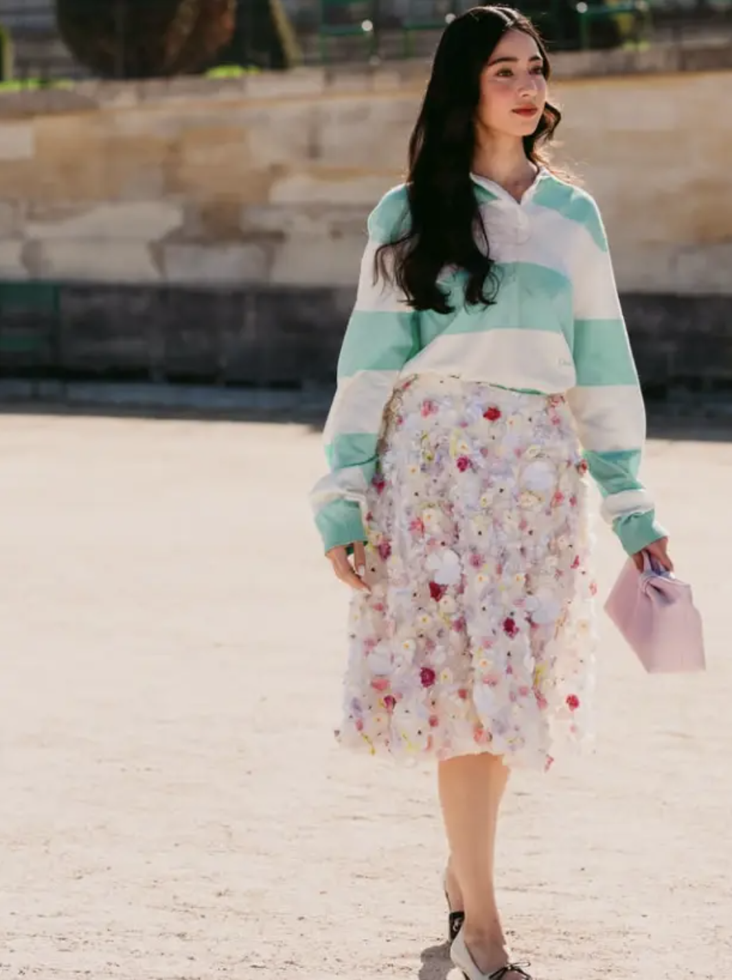 Chiếc &aacute;o đang g&acirc;y b&atilde;o m&ugrave;a xu&acirc;n năm nay: Hội mặc đẹp rần rần lăng x&ecirc;, cứ diện l&ecirc;n l&agrave; auto sang xịn!- Ảnh 28.