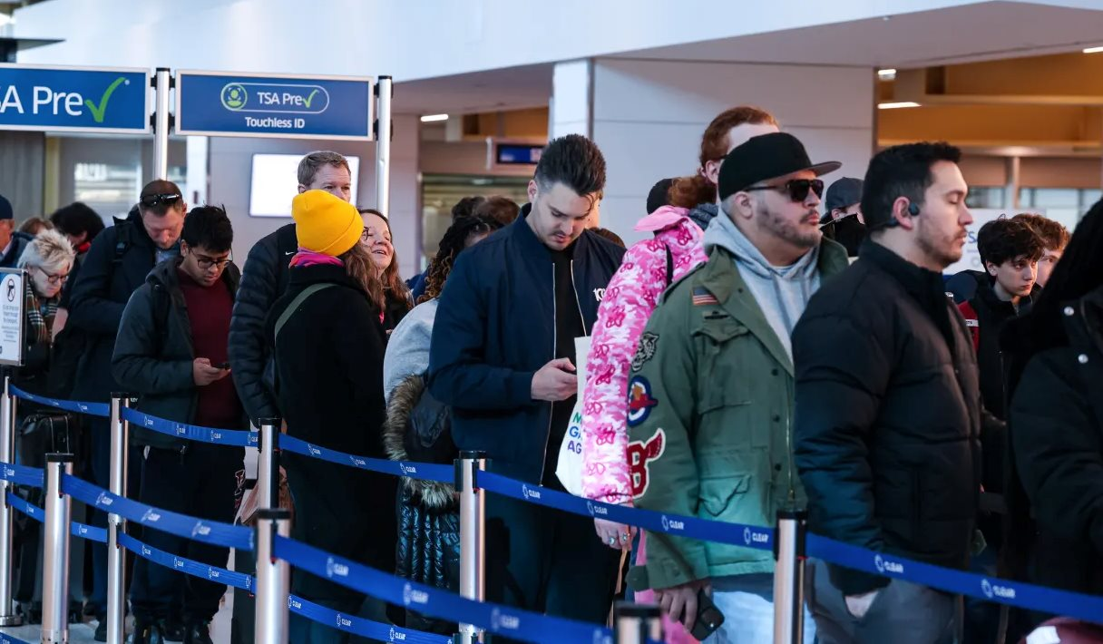 Mỹ sắp đ&oacute;ng cửa loạt s&acirc;n bay, 50.000 nh&acirc;n vi&ecirc;n phải l&agrave;m việc kh&ocirc;ng lương thưởng: Chuyện g&igrave; đ&acirc;y?- Ảnh 2.