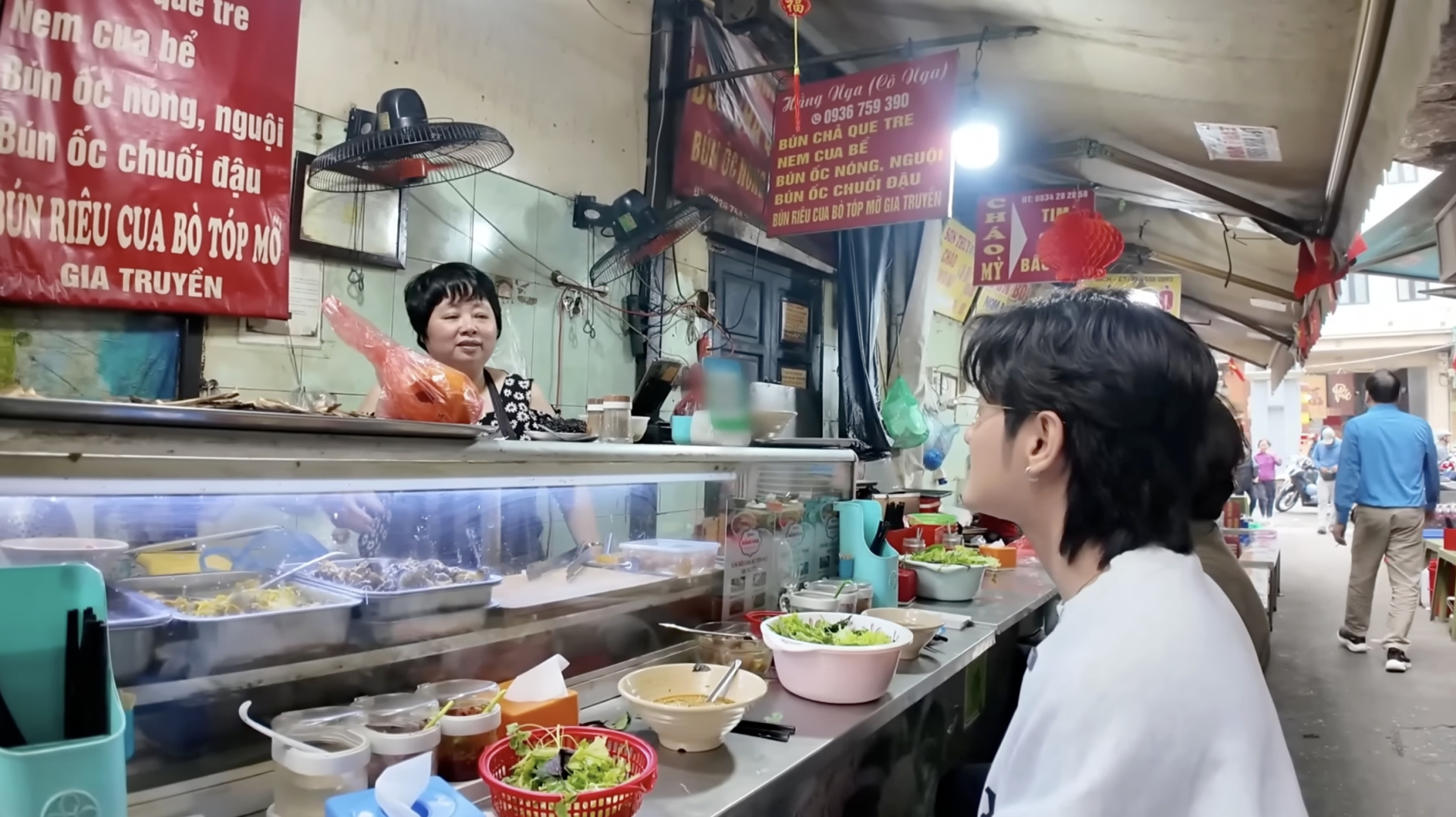 Ồn &agrave;o b&aacute;t b&uacute;n ri&ecirc;u 80k ở chợ Đồng Xu&acirc;n: B&agrave; chủ tố Tiktoker &ldquo;n&oacute;i sai sự thật&rdquo;, Quan Kh&ocirc;ng Gờ phản ph&aacute;o!- Ảnh 2.