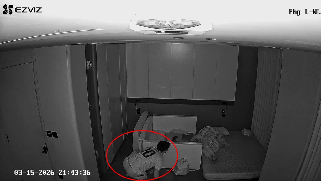 Camera ghi lại cảnh một người "l&eacute;n l&uacute;t di chuyển" trong ph&ograve;ng ngủ nh&agrave; Đo&agrave;n Văn Hậu: Xem đến đoạn cuối mới thở ph&agrave;o!- Ảnh 2.