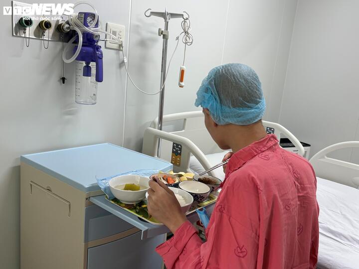 Ph&iacute;a sau c&aacute;nh cửa v&ocirc; tr&ugrave;ng, bệnh nh&acirc;n chỉ mong 'sớm được về &ocirc;m con&rsquo;- Ảnh 7.