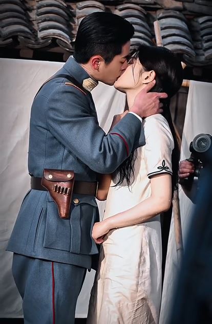 Camera quay l&eacute;n cặp đ&ocirc;i ng&ocirc;n t&igrave;nh nửa đ&ecirc;m h&ocirc;n nhau ngo&agrave;i đường: Nh&agrave; g&aacute;i đẹp như thi&ecirc;n sứ, bảo sao ai cũng si m&ecirc;- Ảnh 2.