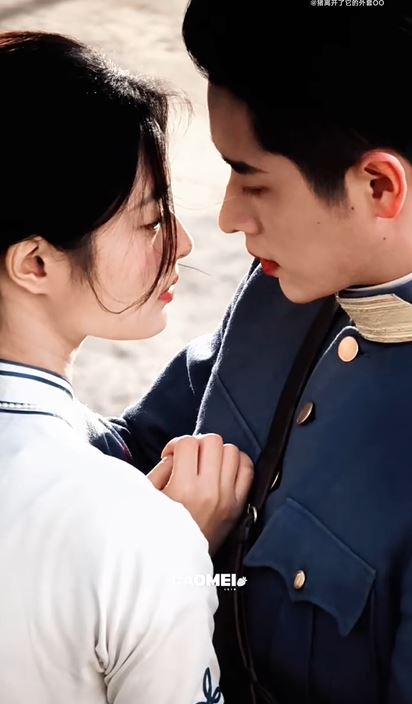 Camera quay l&eacute;n cặp đ&ocirc;i ng&ocirc;n t&igrave;nh nửa đ&ecirc;m h&ocirc;n nhau ngo&agrave;i đường: Nh&agrave; g&aacute;i đẹp như thi&ecirc;n sứ, bảo sao ai cũng si m&ecirc;- Ảnh 1.