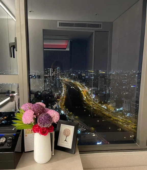 Cận cảnh căn hộ của Trấn Th&agrave;nh - Hari Won: Ngắm trọn th&agrave;nh phố từ view ban c&ocirc;ng, ri&ecirc;ng tiền nội thất ngốn 5 tỷ- Ảnh 3.