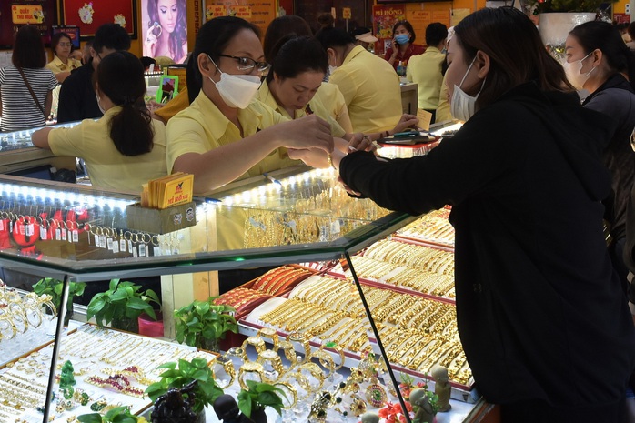 Gi&aacute; v&agrave;ng h&ocirc;m nay, 18-3: Tiếp tục lao xuống - Ảnh 1.