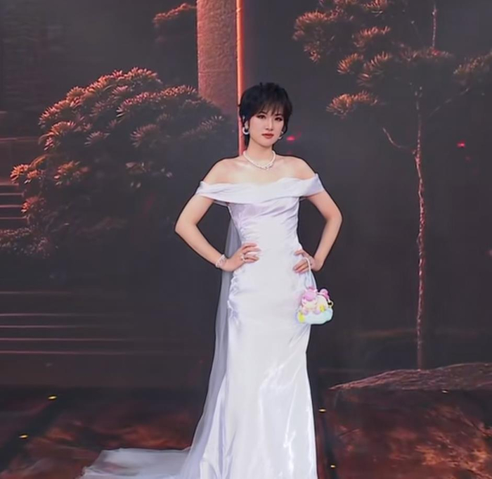 Đại tiểu thư gi&agrave;u nhất showbiz, kh&ocirc;ng ai d&aacute;m coi thường: Cử nh&acirc;n Harvard, ở biệt thự 2.000 tỷ, mặc bảo vật tiến vua l&ecirc;n thảm đỏ- Ảnh 4.