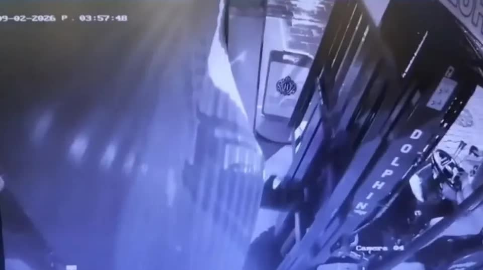 To&agrave;n cảnh vụ trộm &ldquo;kh&oacute; đỡ&rdquo; được camera ghi lại: Đột nhập bằng xe n&acirc;ng, &ocirc;m 150g v&agrave;ng cưỡi lừa tẩu tho&aacute;t- Ảnh 1.