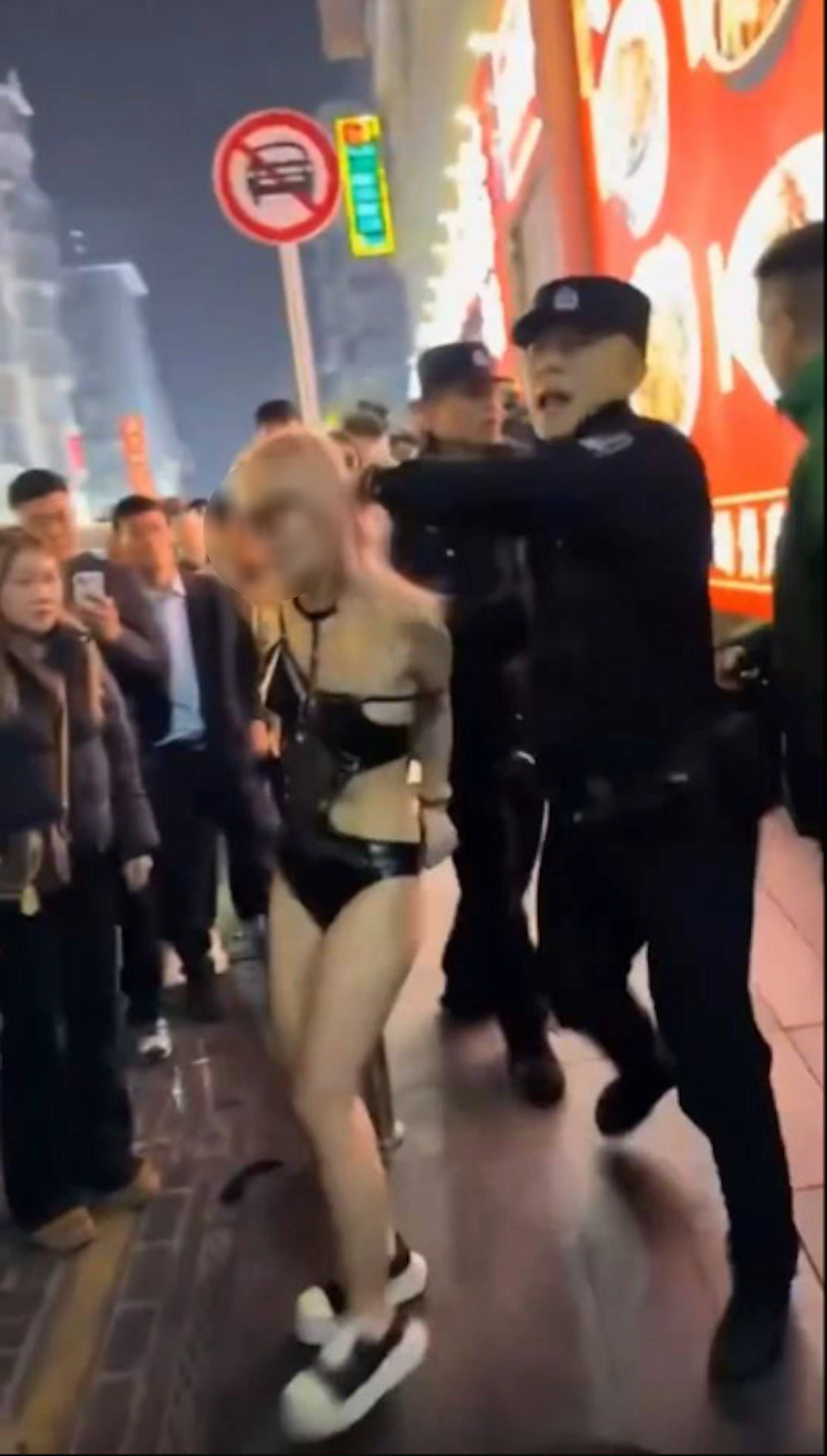 Chấn động MXH Trung Quốc: Cặp nam nữ l&agrave;m chuyện nhạy cảm ngay giữa phố, h&agrave;ng trăm người v&acirc;y xem cổ vũ, ph&aacute;t livestream- Ảnh 3.