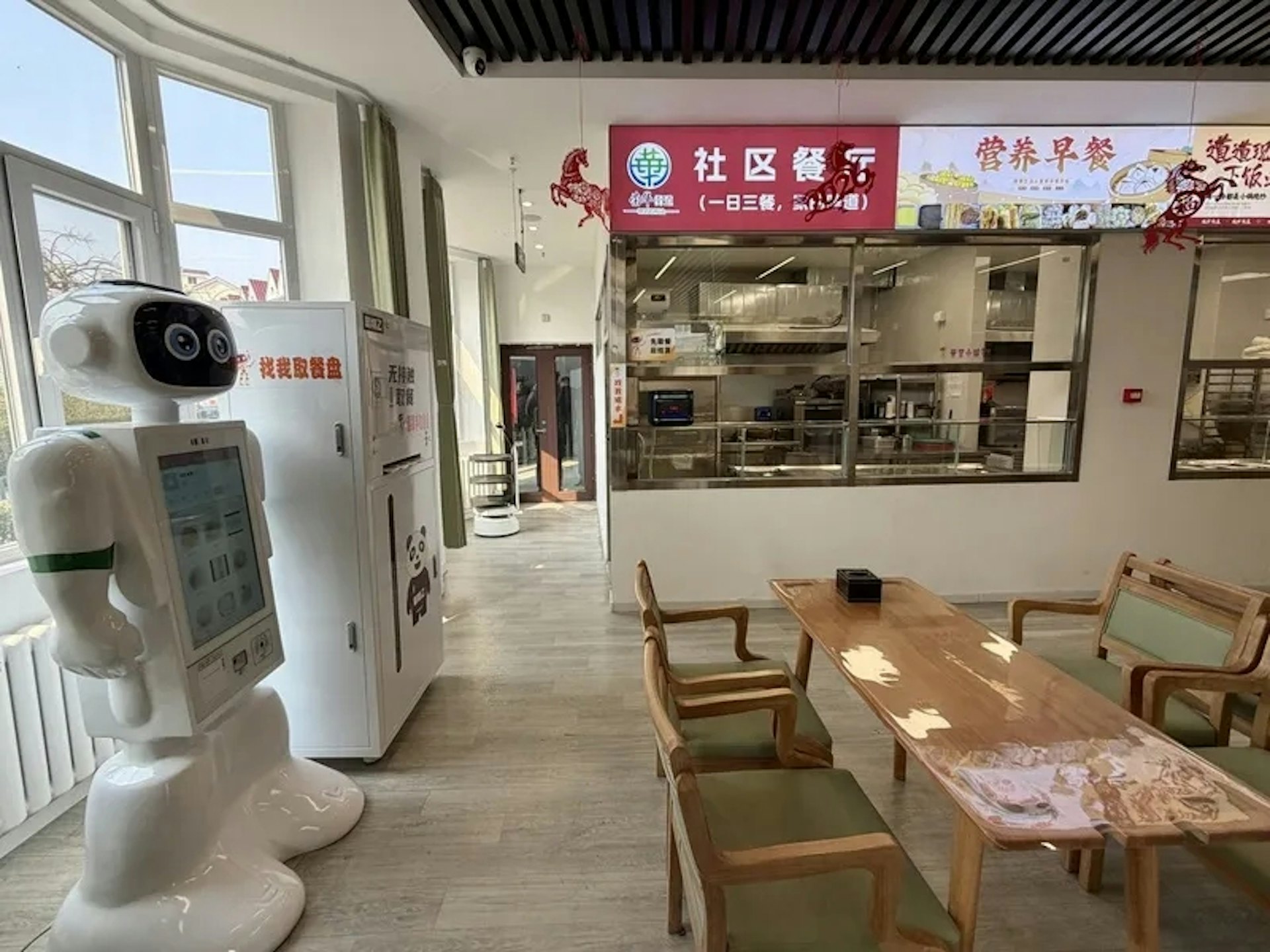 Thế giới ngỡ ng&agrave;ng với trạm dưỡng l&atilde;o bằng robot tại Trung Quốc: Từ massage, cứu ngải, đến chơi cờ, pha tr&agrave; cho c&aacute;c cụ gi&agrave;- Ảnh 1.