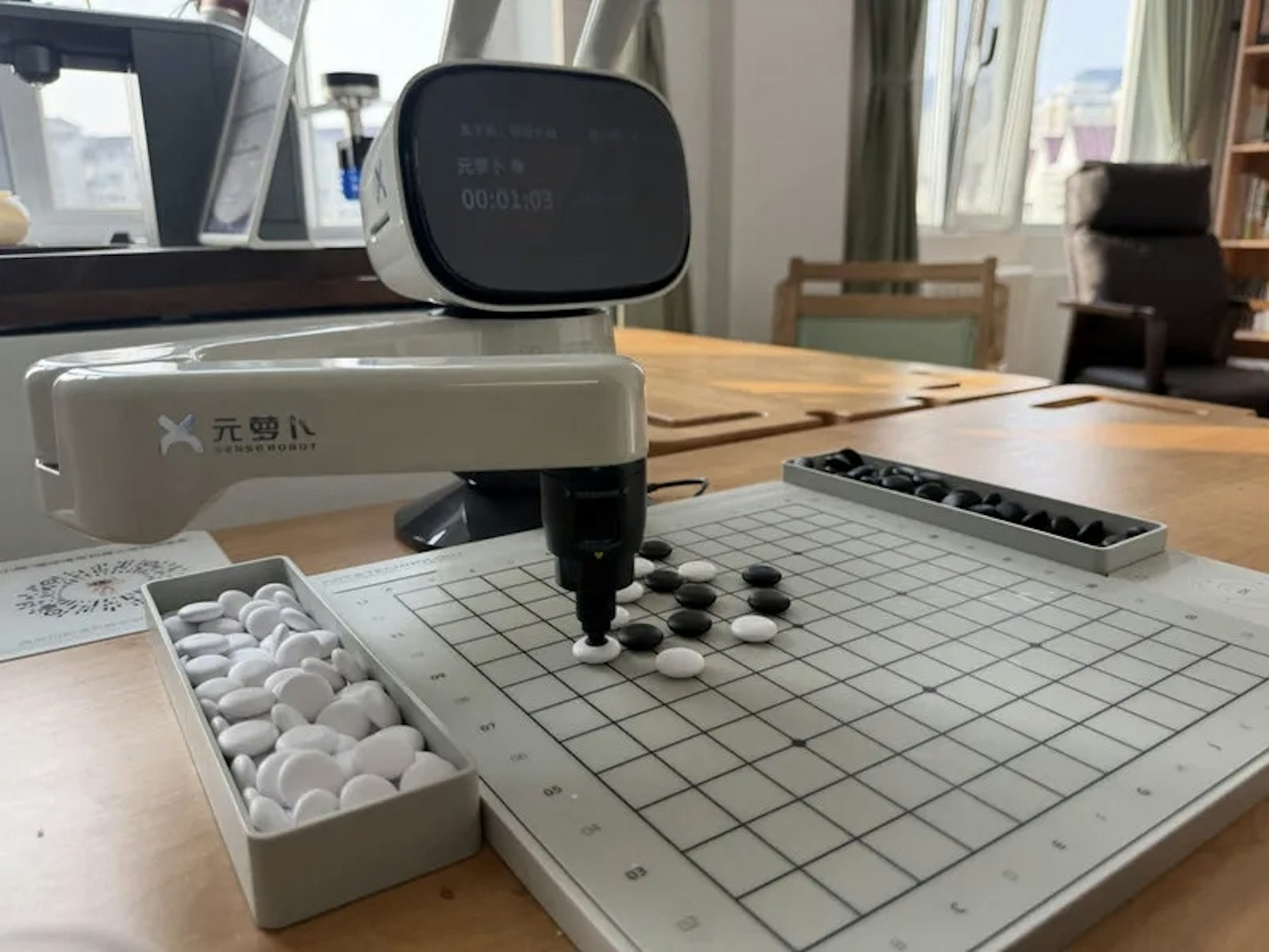 Thế giới ngỡ ng&agrave;ng với trạm dưỡng l&atilde;o bằng robot tại Trung Quốc: Từ massage, cứu ngải, đến chơi cờ, pha tr&agrave; cho c&aacute;c cụ gi&agrave;- Ảnh 2.