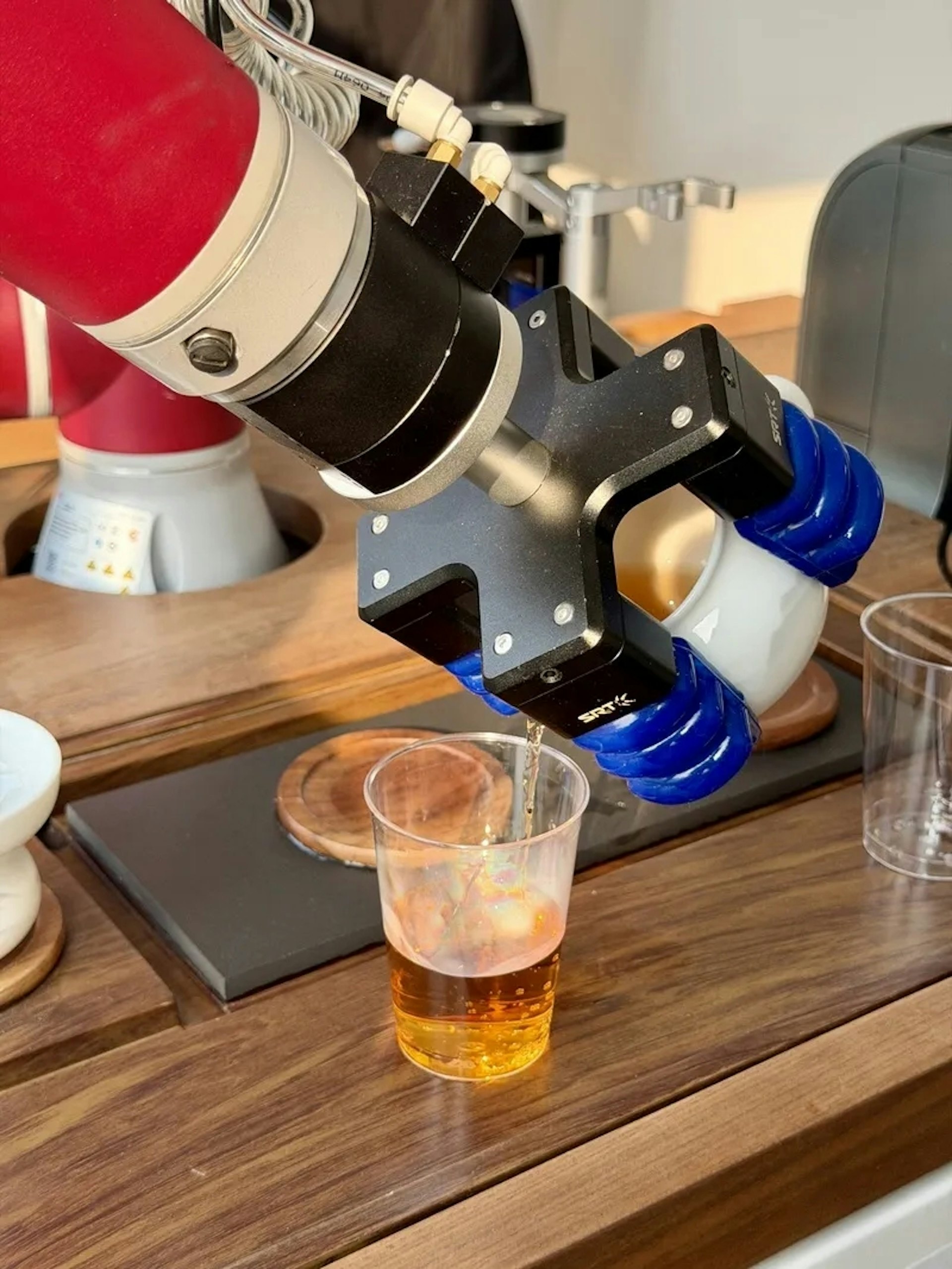 Thế giới ngỡ ng&agrave;ng với trạm dưỡng l&atilde;o bằng robot tại Trung Quốc: Từ massage, cứu ngải, đến chơi cờ, pha tr&agrave; cho c&aacute;c cụ gi&agrave;- Ảnh 3.