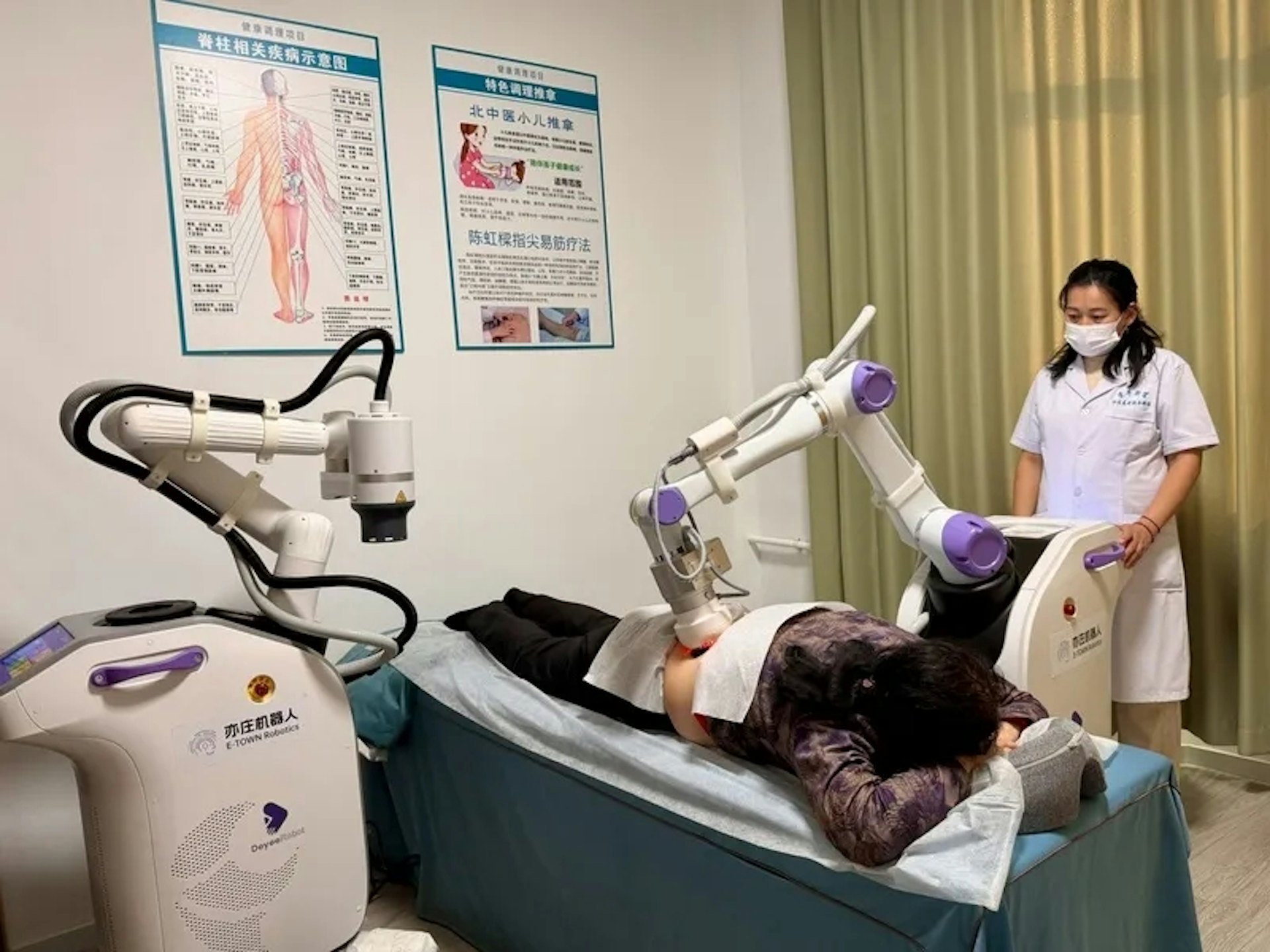 Thế giới ngỡ ng&agrave;ng với trạm dưỡng l&atilde;o bằng robot tại Trung Quốc: Từ massage, cứu ngải, đến chơi cờ, pha tr&agrave; cho c&aacute;c cụ gi&agrave;- Ảnh 4.